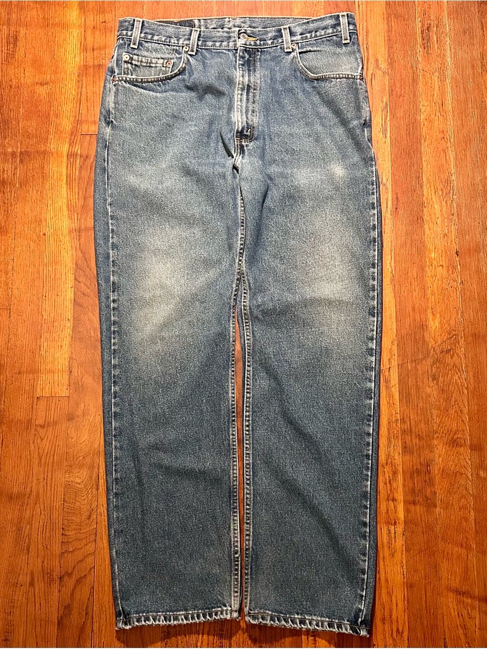 Vintage Levi’s 505 Regular Fit Straight Leg Medium Wash Denim Blue Jeans 36x32